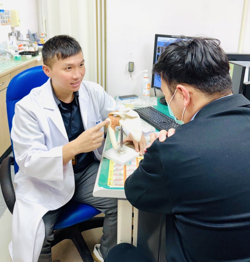 1150226-2-醫師利用肩關節模型向患者解說高血糖如何導致關節囊發炎與沾黏圖片由李智堯醫師提供.jpg