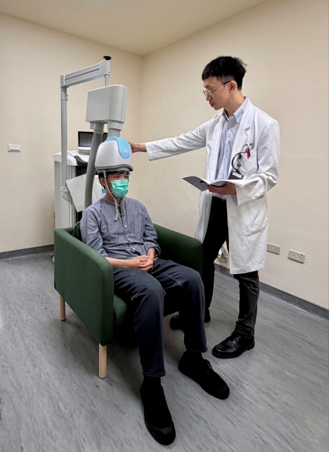 1150423-3-松德院區腦刺激治療中心引進深部經顱磁刺激儀器至今已正式邁入一週年的里程碑照片由松德院區提供.jpg