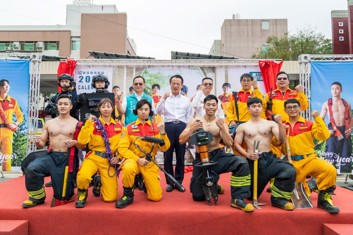 嘉義縣消防桌曆強強聯手帥氣登場警消跨界亮相2.jpg