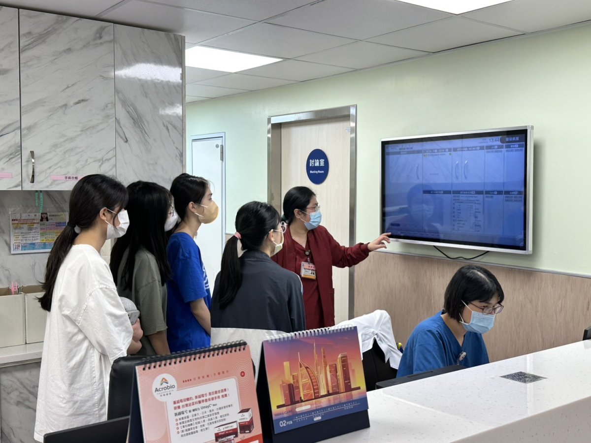 圖3護理長帶領學生參訪智慧病房實地體驗數位化對護理工作照護流程及病人照護品.jpg