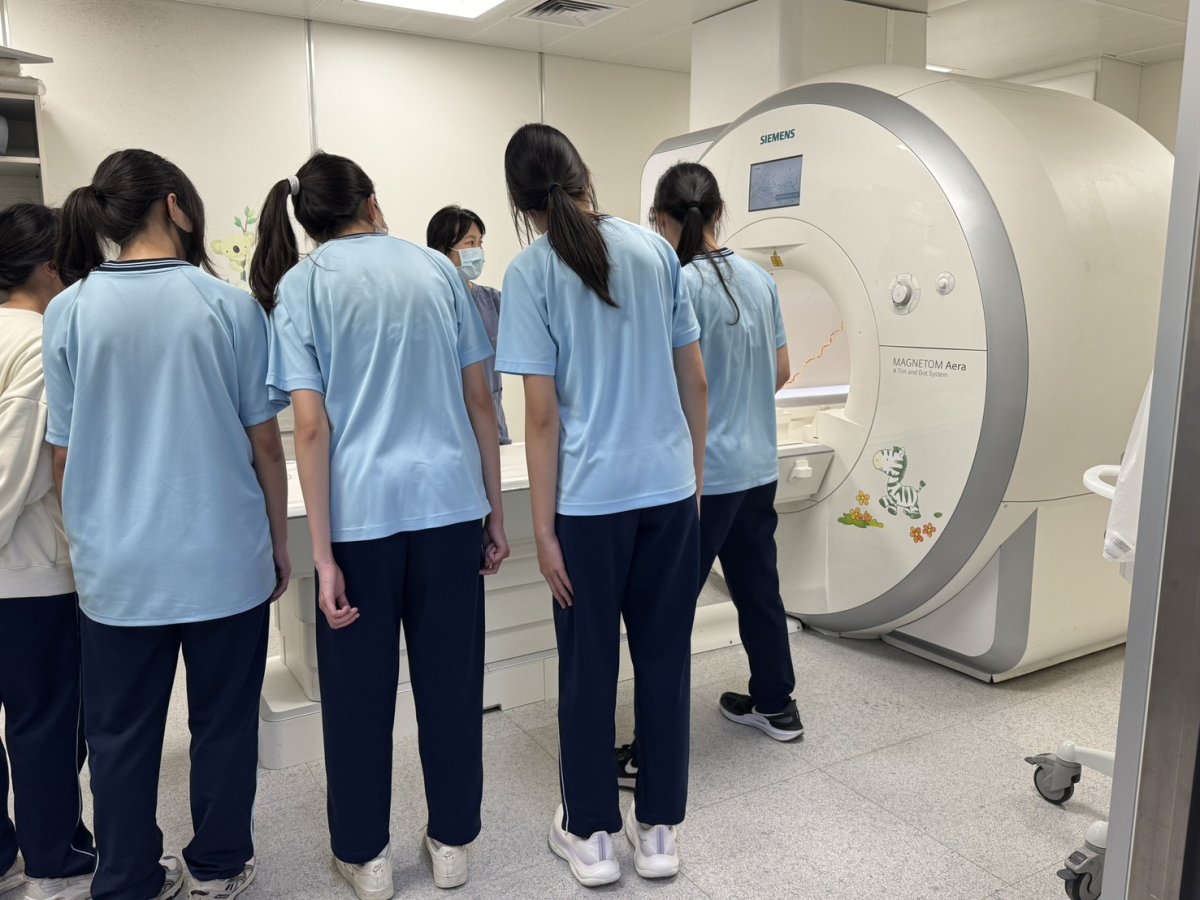 圖4竹東高中學生參訪放射科實地了解核磁共振MRI設備運作與放射師臨床實務流程.jpg