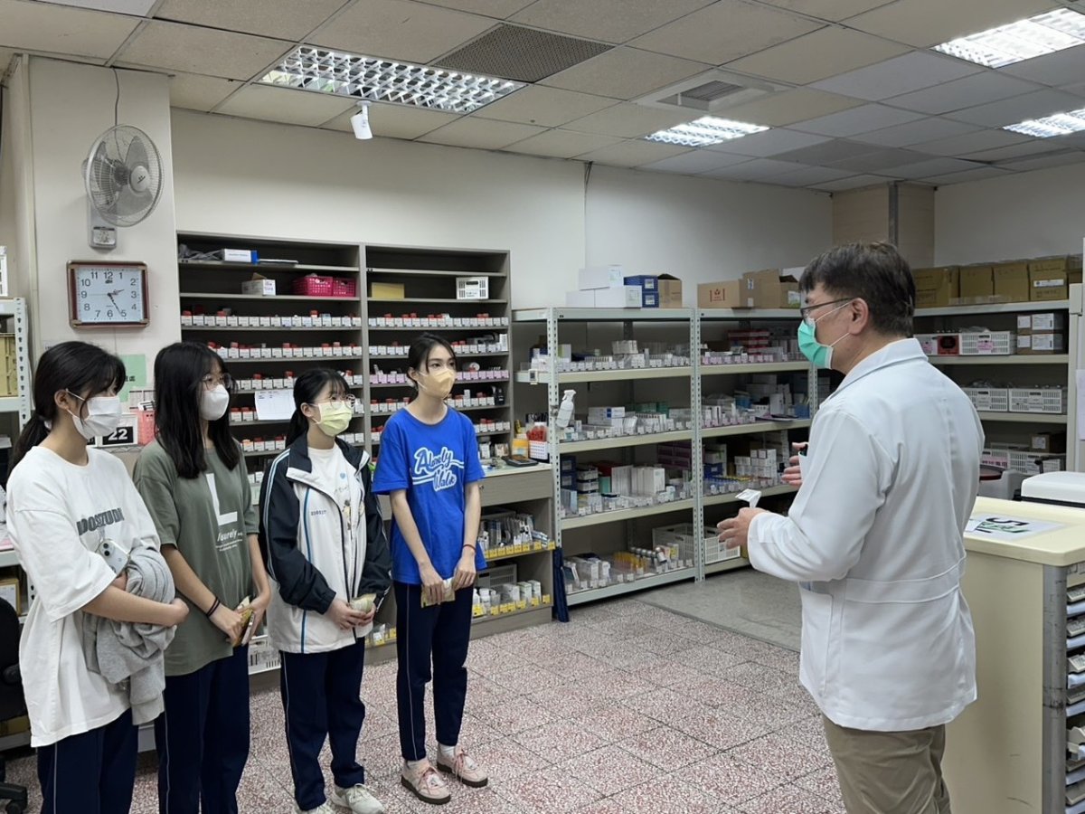 圖5藥師在住院藥局解說藥品管理與臨床調劑流程帶領學生實地認識醫療體系中藥事專.jpg