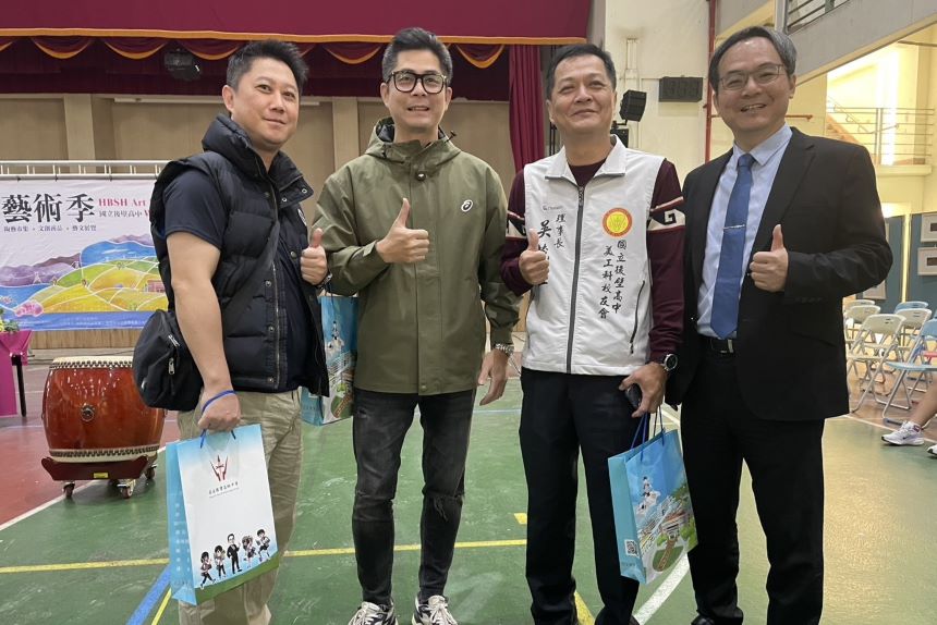 左一美工科校友左二後壁高中美工科校友網紅張譯嘴哥美工科校友會吳茂盛理事長和黃彥鳴校長.jpg