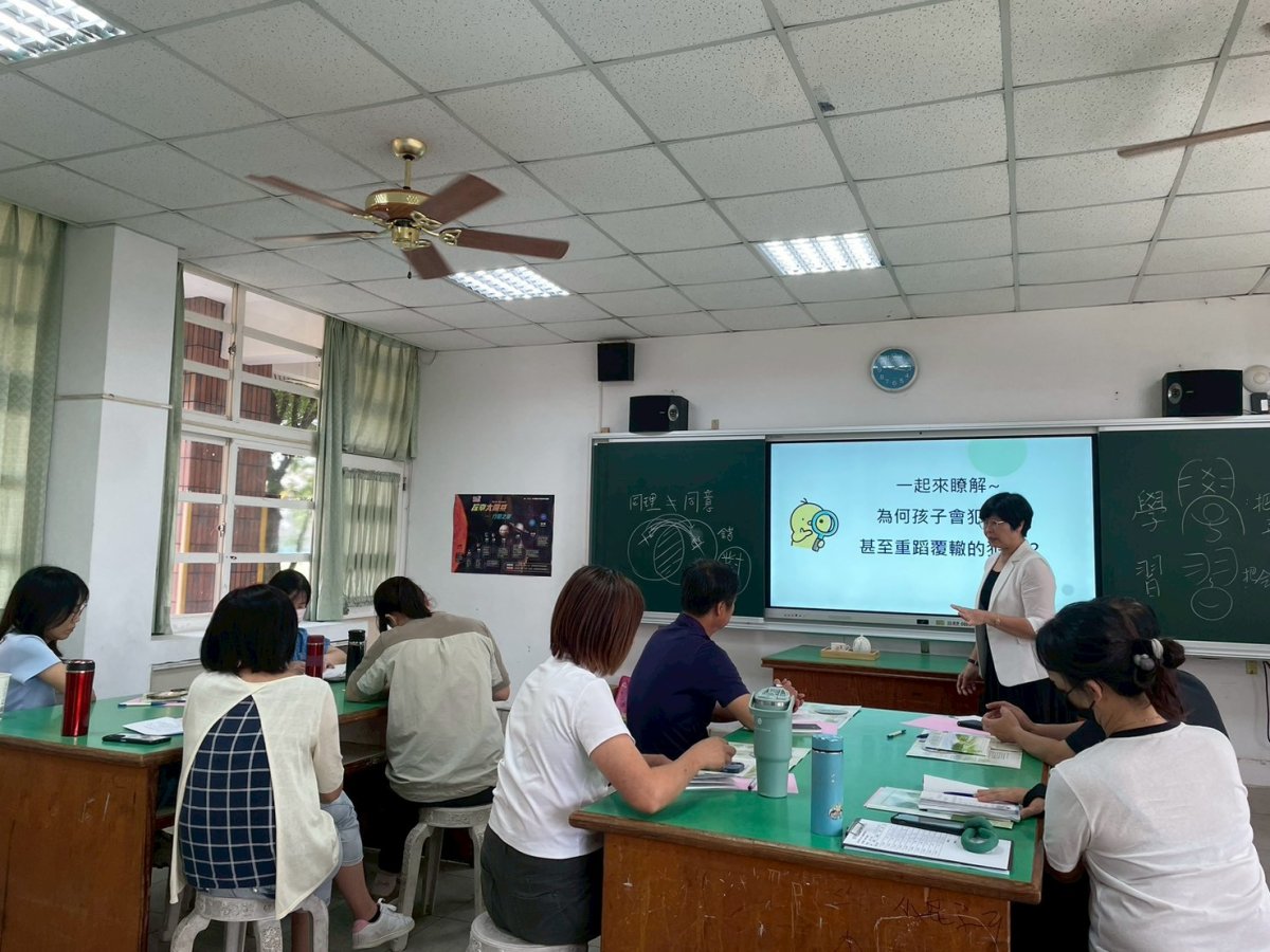林妙香講師於課程中說明同理不等於同意引導教師理解學生行為背後原因.jpg