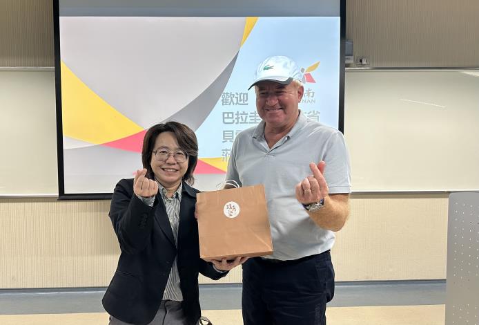沙崙人工智慧產業專區管理辦公室楊亭鈺執行秘書代表臺南市政府贈禮給巴拉圭.jpg