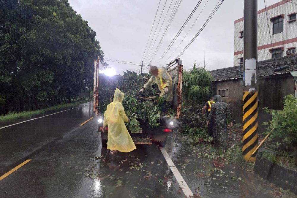 溪口鄉勞動人冒雨清運殘枝落葉情形_0.png
