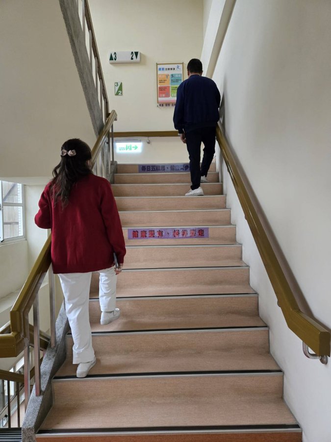 照片二桃療護理科邱金快主任帶領同仁一起健走桃療提供.jpg