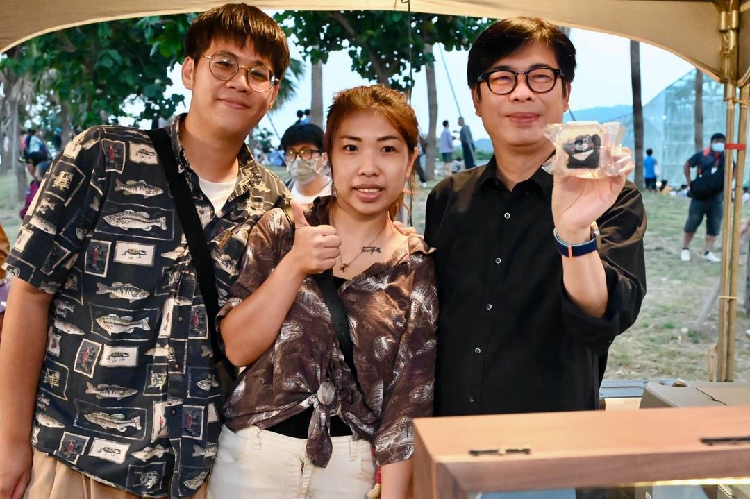 緩食甜點負責人王湘蕙中曾於青年局城市嶼浪攤商票選活動中榮獲銀獎肯定展現超高人氣圖為高雄高雄市長陳其邁右親臨市集品嘗與合影2e4312ae-9420-4315-8de1-ab58fb2ca954.jpg