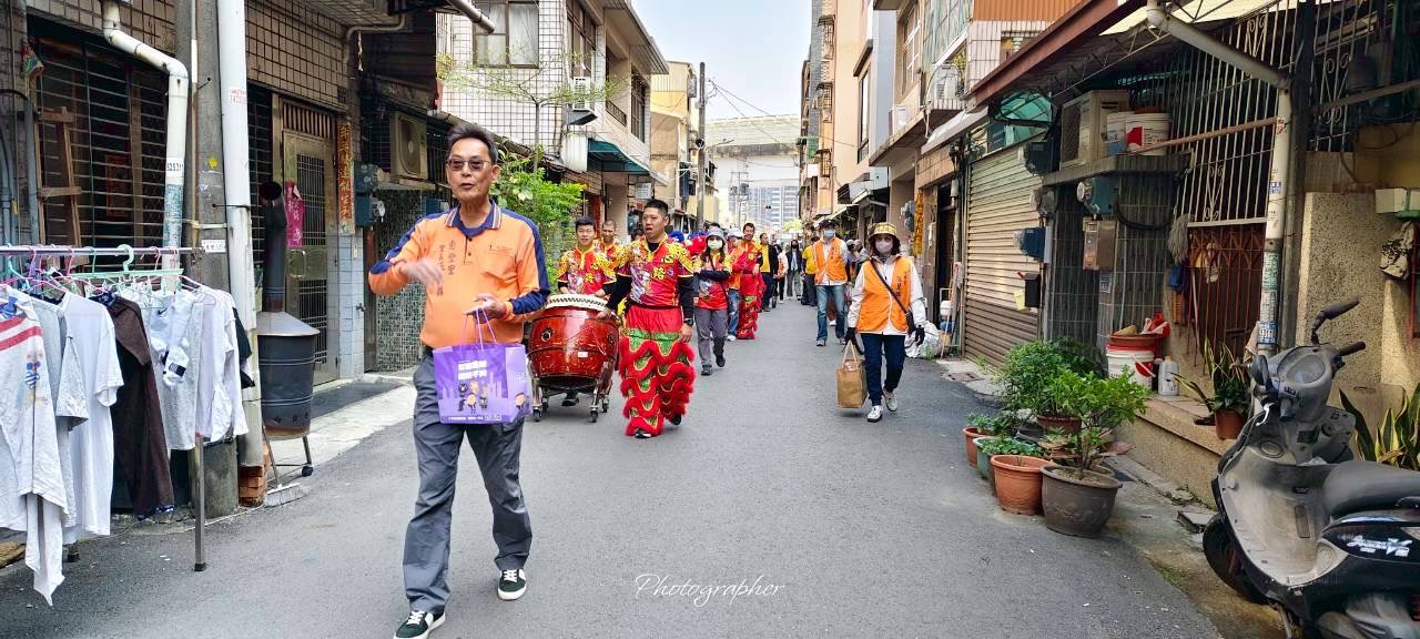 里長親自帶領里民志工志願牧師團隊與心路工訪舞獅團穿梭大街小巷.jpg