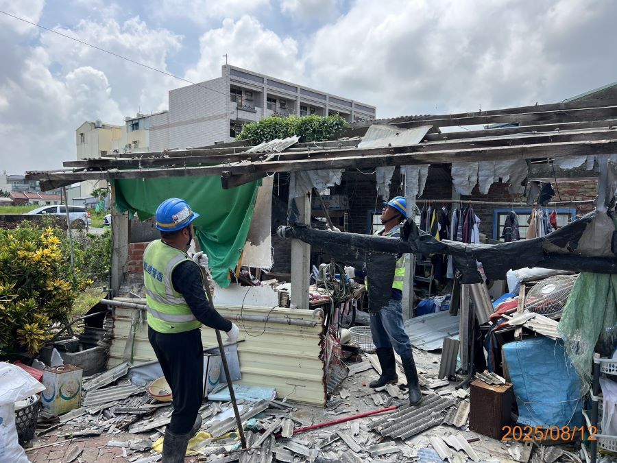 防颱準備_公路局攜手地方協助受災民眾拆除殘破瓦片2_0.jpg