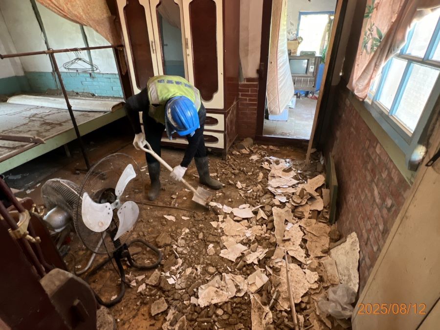 防颱準備_公路局攜手地方協助受災民眾拆除殘破瓦片3_0.jpg