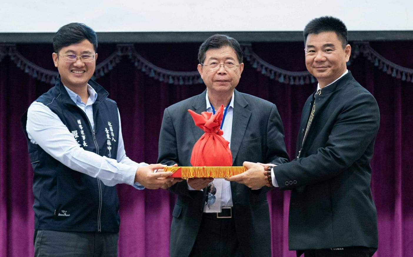 圖說-總會常務理事陳瑞宏中間擔任監交人_新任理事長陳湧貿右.jpg