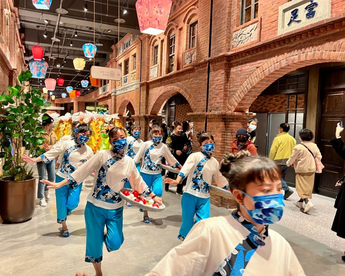 4.新瓦屋花鼓隊踩街遊行.jpg