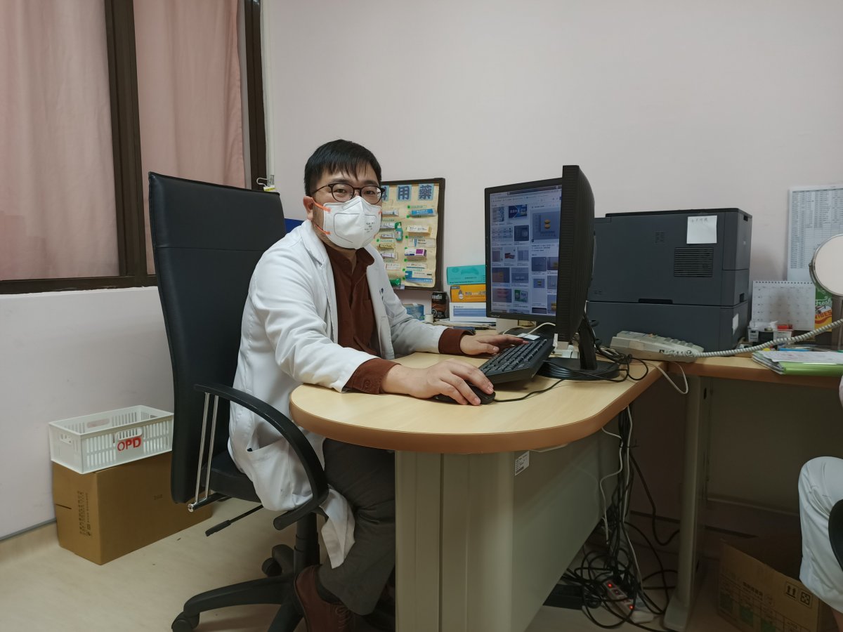 劉政傑醫師看診照1.jpg