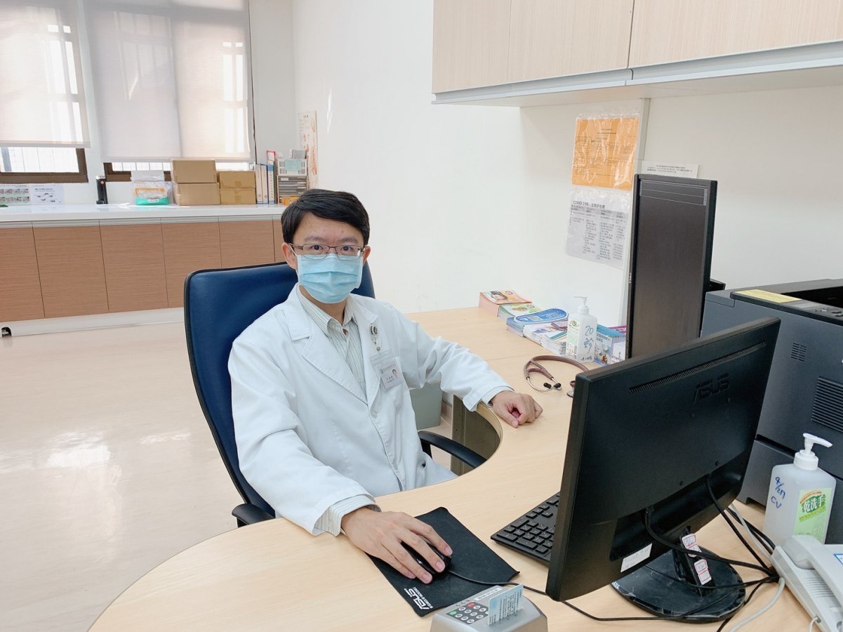 心臟科洪振瀛主任看診照.jpg