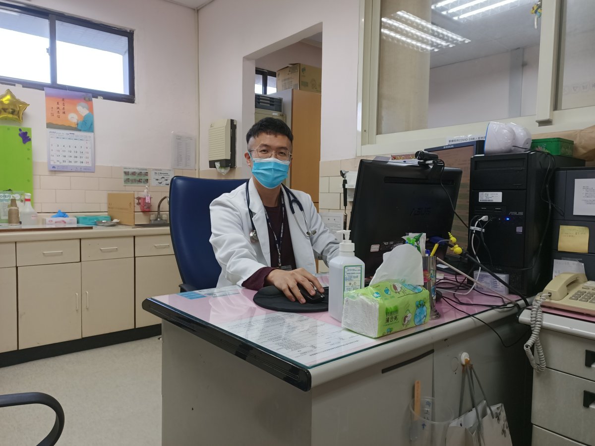 郭秉洋醫師看診照3.jpg