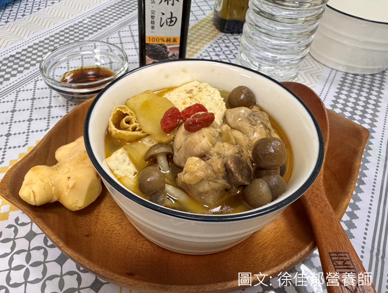 圖1麻油雞湯-撈除浮油再加麻油.png