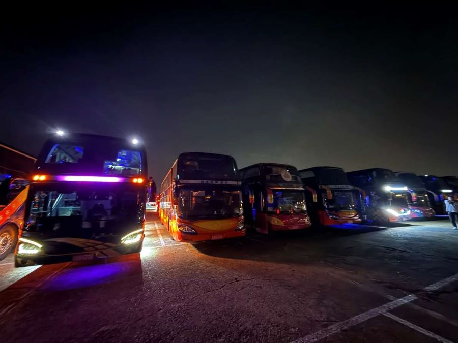 夜間緊急調度17輛遊覽車加入疏運.jpg