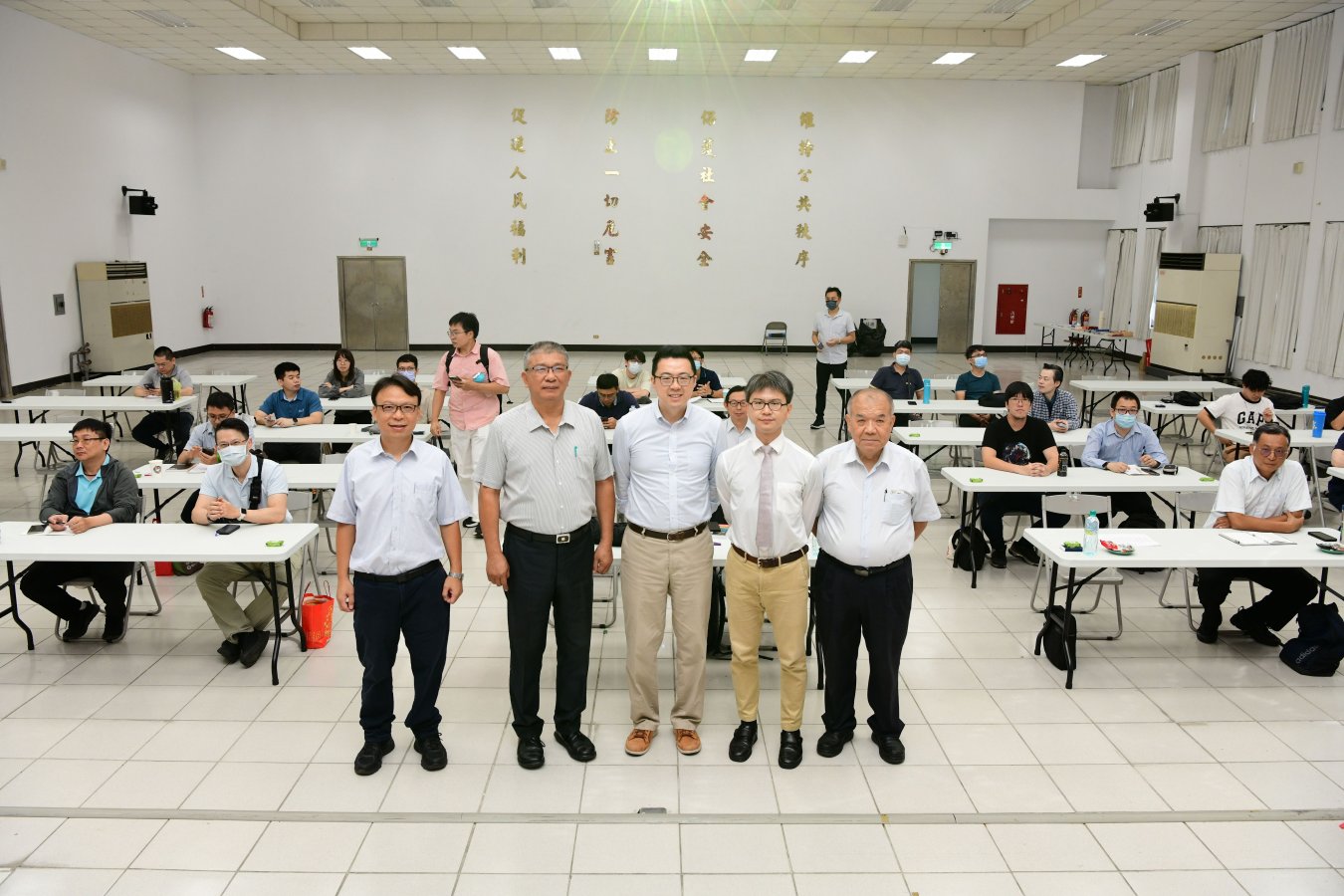 由左至右程科長許副局長金孟華教授羅士翔執行長謝松善主任與學員合影_0.jpg