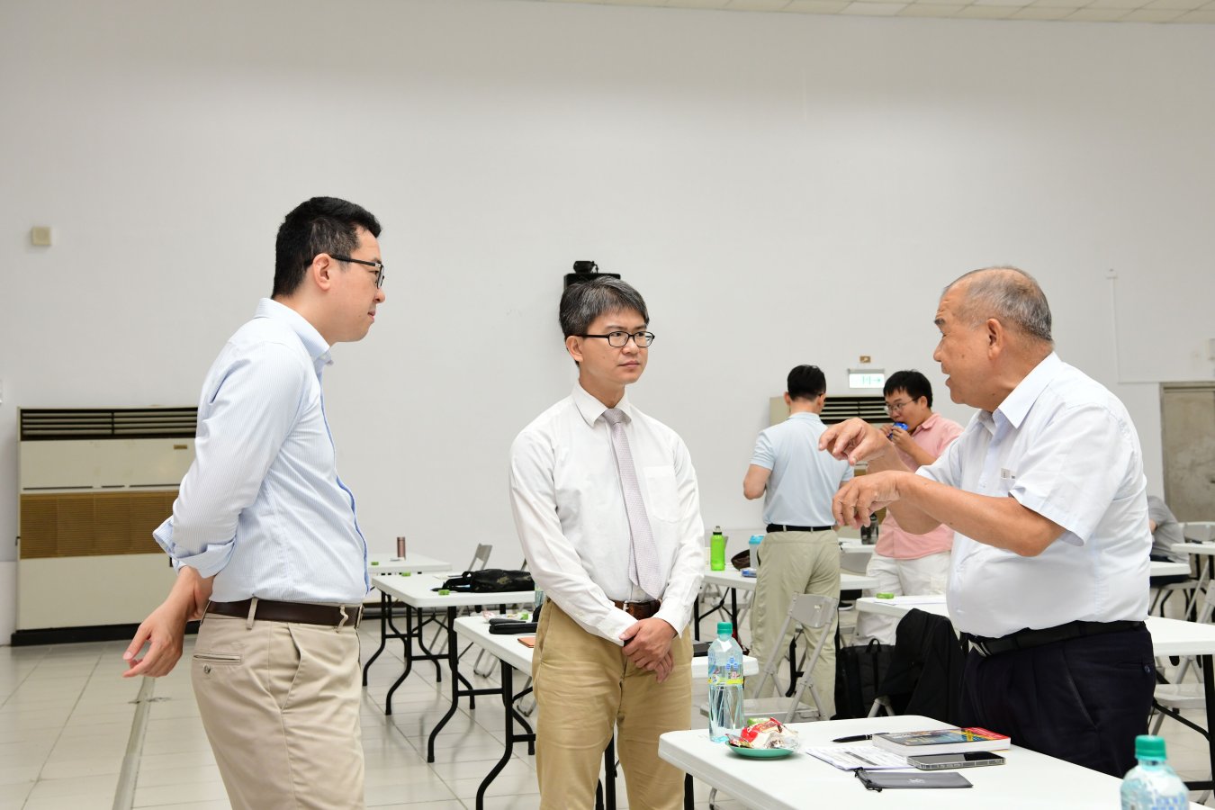 由左至右金孟華教授羅士翔執行長謝松善主任討論課程_0.jpg
